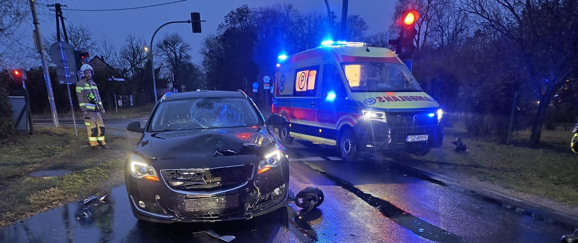 Uszkodzony samochód i kartka pogotowia na drodze