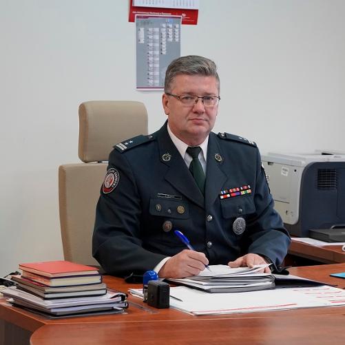 Dyrektor Izby siedzi przy biurku