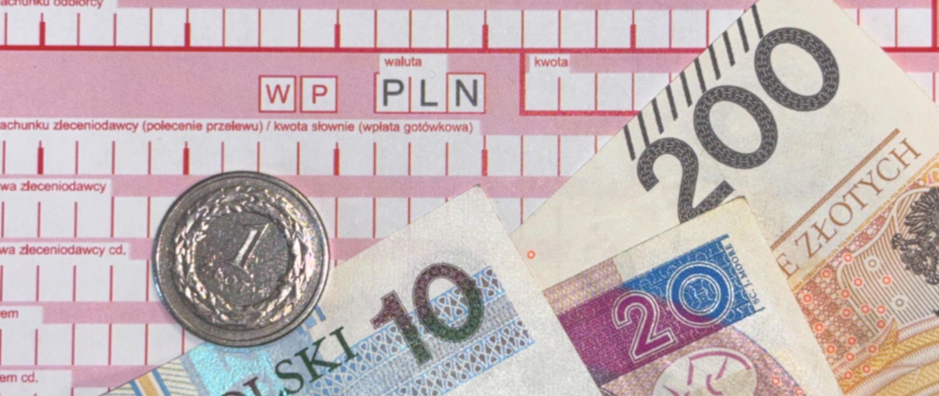 Zdjęcie przedstawiające fragment bankowego dowodu wpłaty oraz kilka banknotów