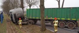 Samochód ciężarowy uderzył w drzewo