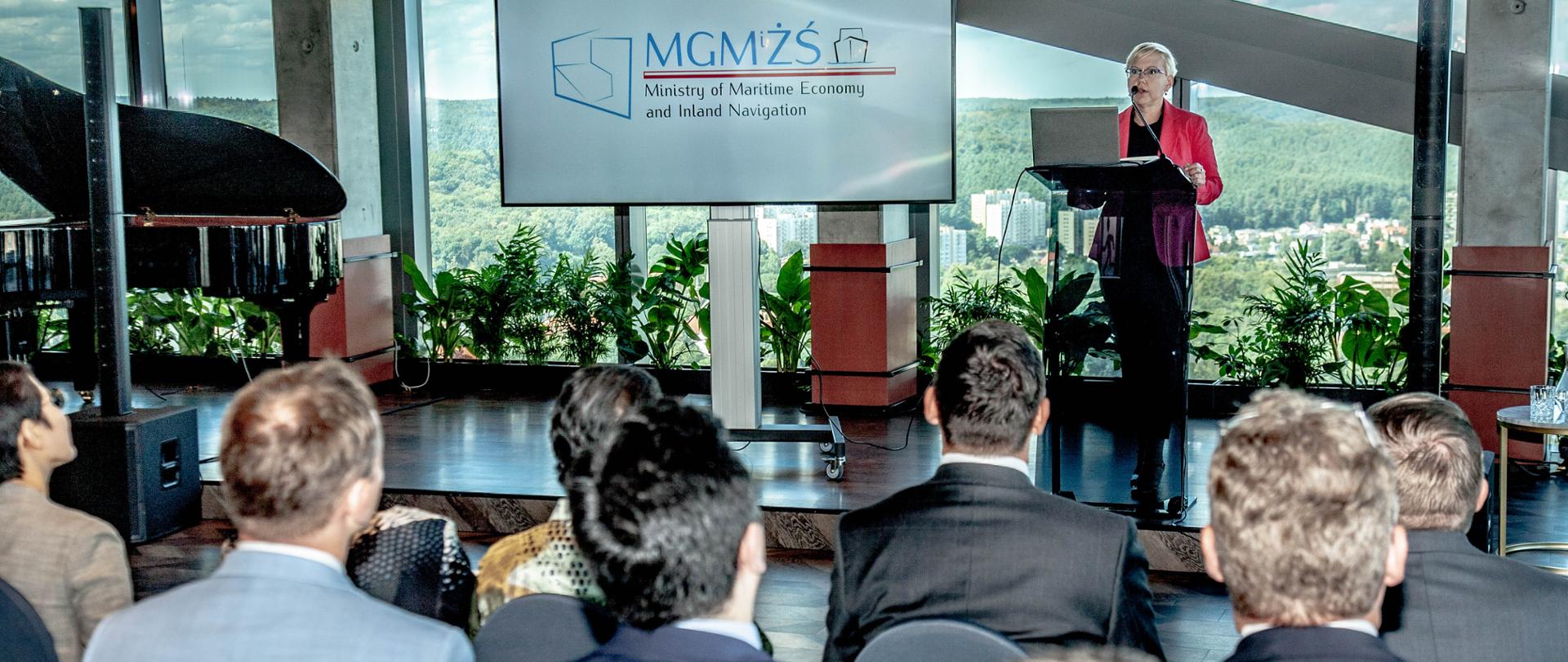 Spotkanie kierownictwa Portu Gdańsk z Ambasadorami, przy mównicy minister Anna Moskwa.