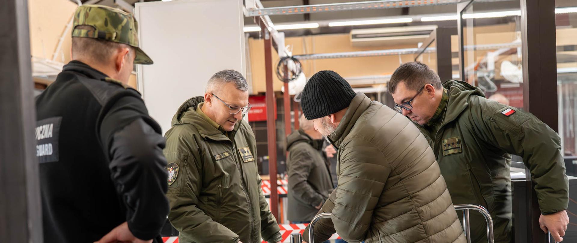 Zdjęcie przedstawia strażników granicznych