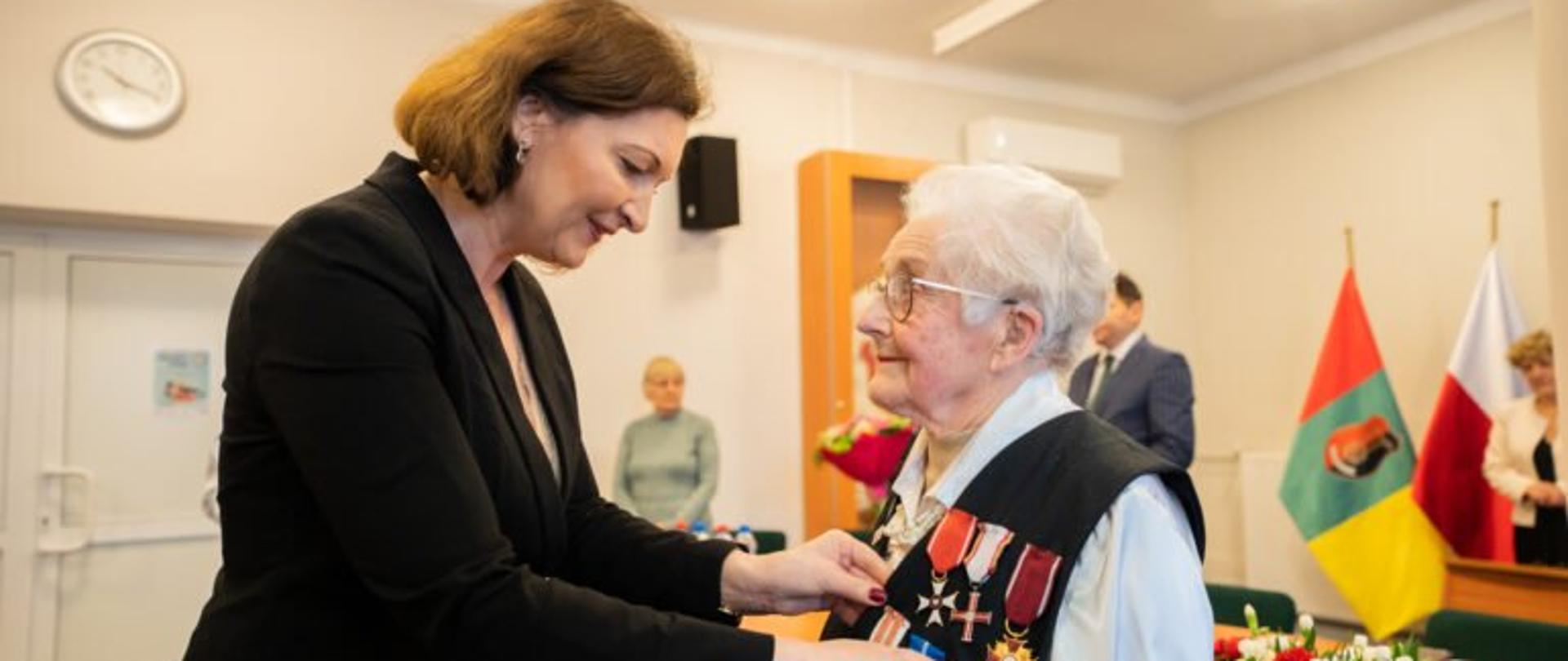 Wojewoda podkarpacki Ewa Leniart wręcza odznaczenie państwowe Marii Rehorowskiej