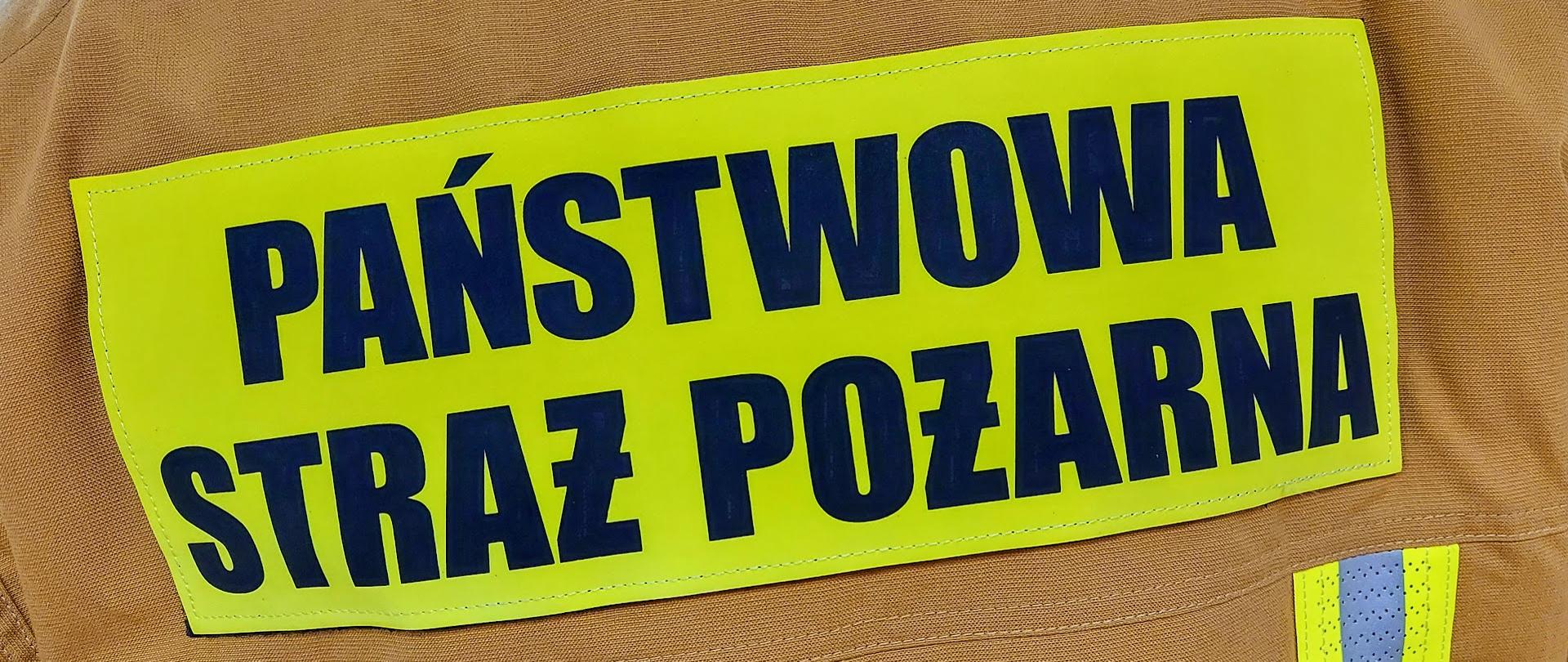 Napis na mundurze bojowym "Państwowa Straż Pożarna"