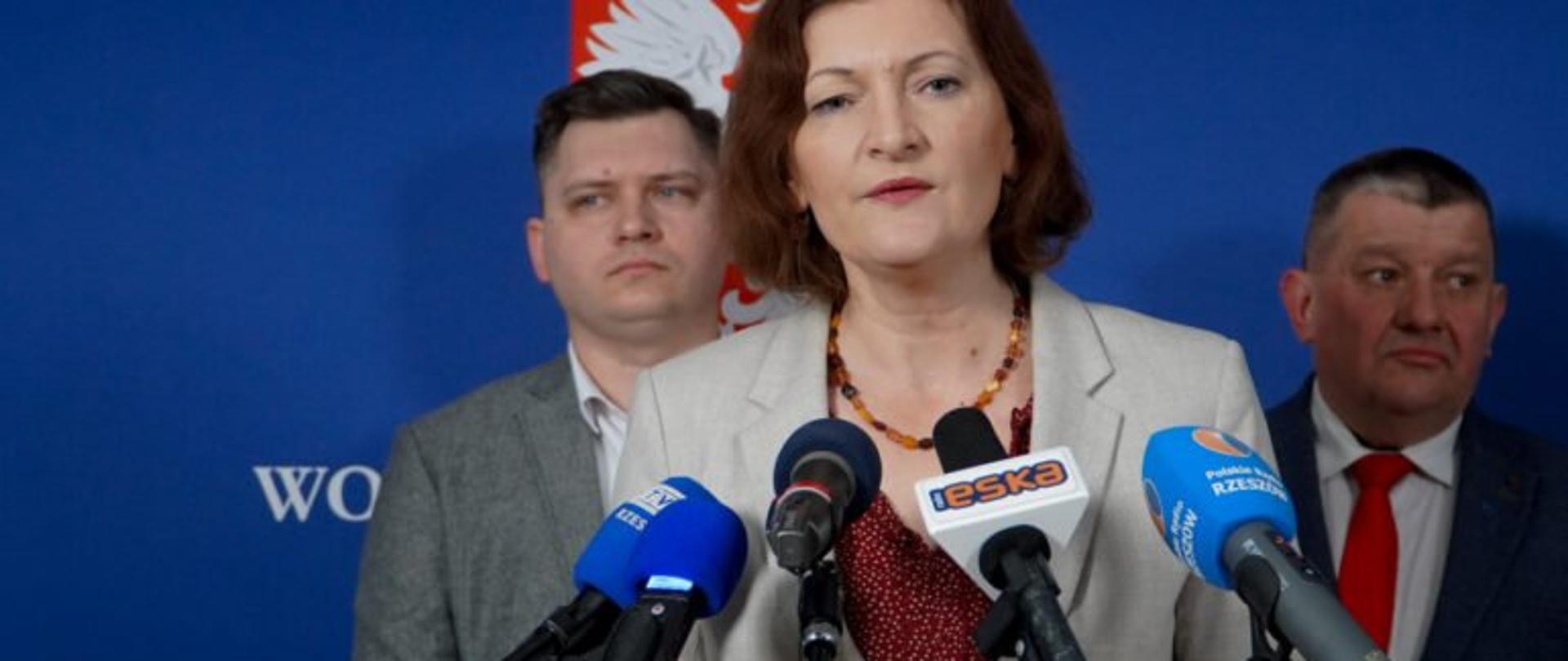 Wojewoda podkarpacki Ewa Leniart podczas konferencji prasowej dotyczącej akcji „Polakom na Ukrainie”