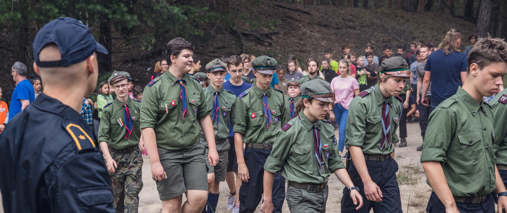 Ewakuacja harcerzy, po lewej strażak nadzoruje ewakuację