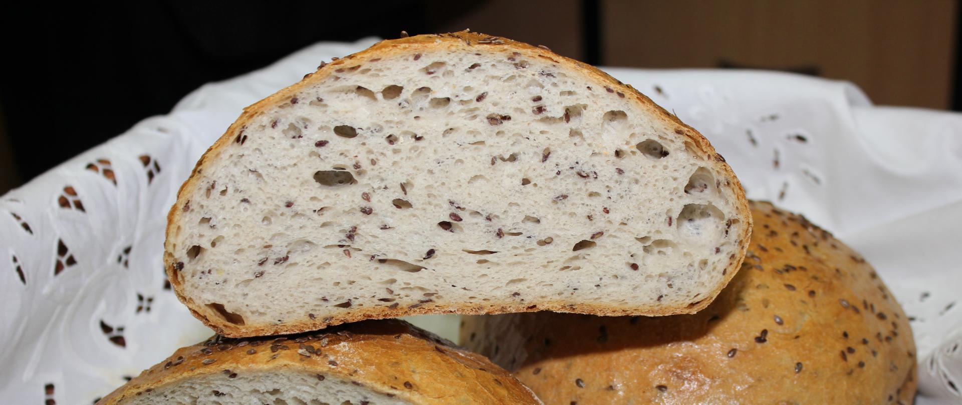 chleb z dodatkiem nasion lnu