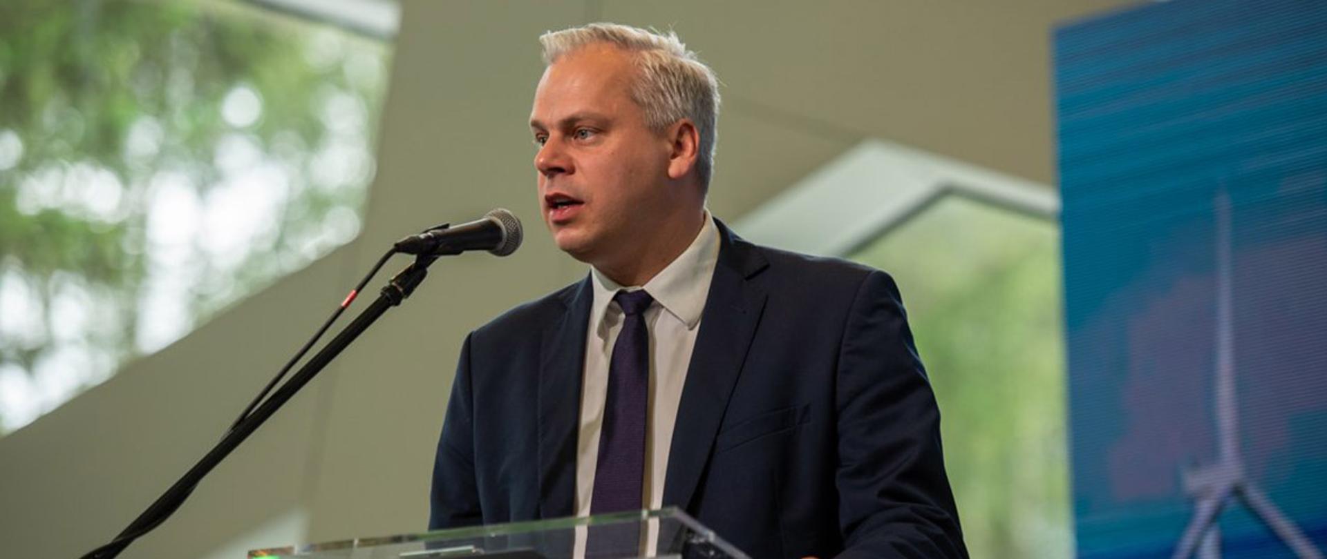 Wiceminister Karol Rabenda przemawia przy mikrofonie.