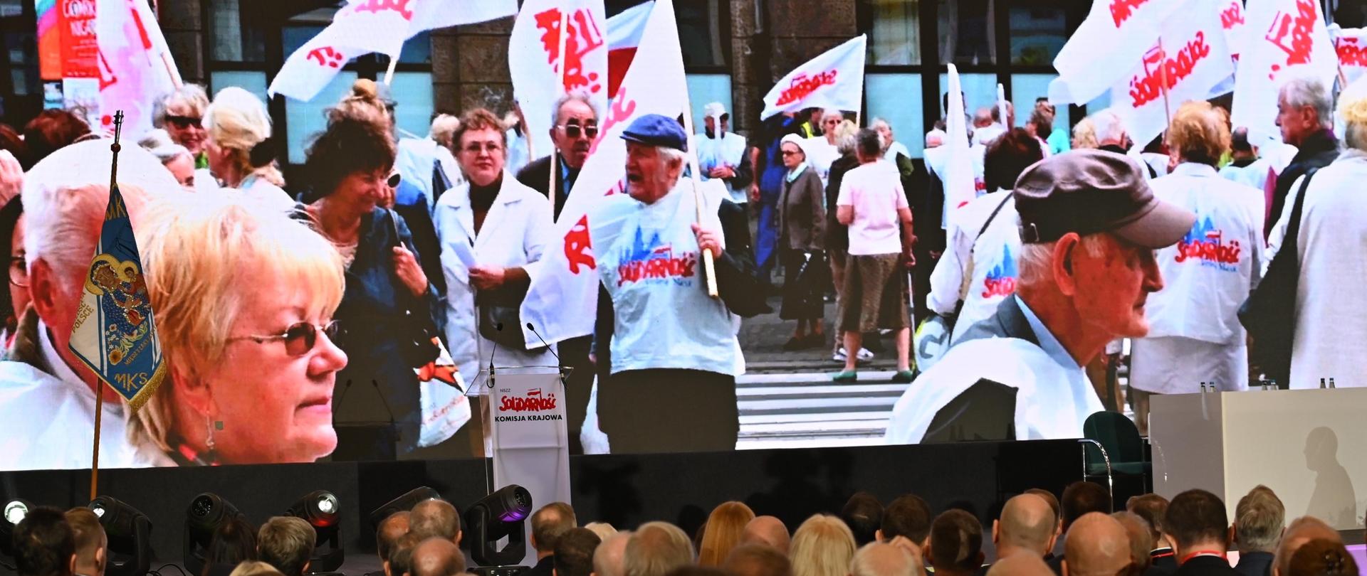 Zgromadzeni oglądają film podsumowujący działalność związku 