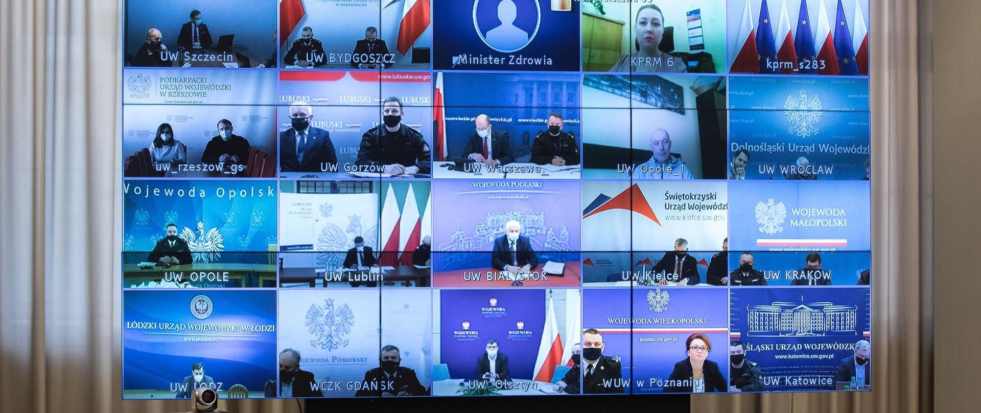 Zdjęcie przedstawia monitor z poszczególnymi urzędami wojewódzkimi biorącymi udział w wideokonferencji.