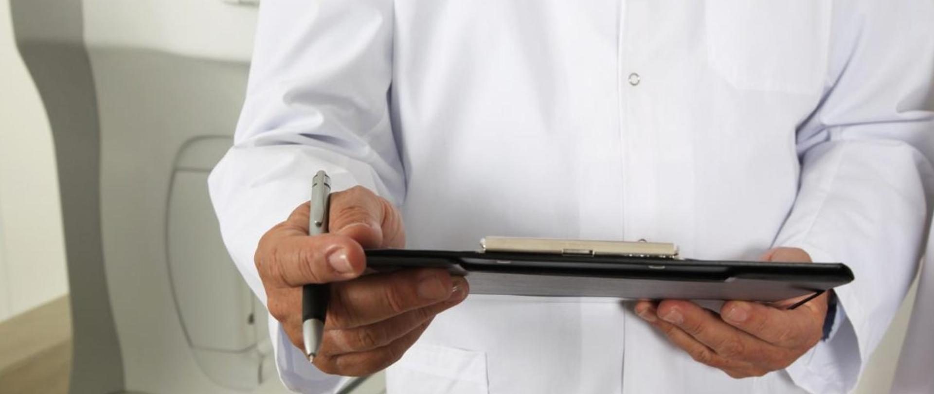 lekarz trzymający w rękach kartę pacjenta