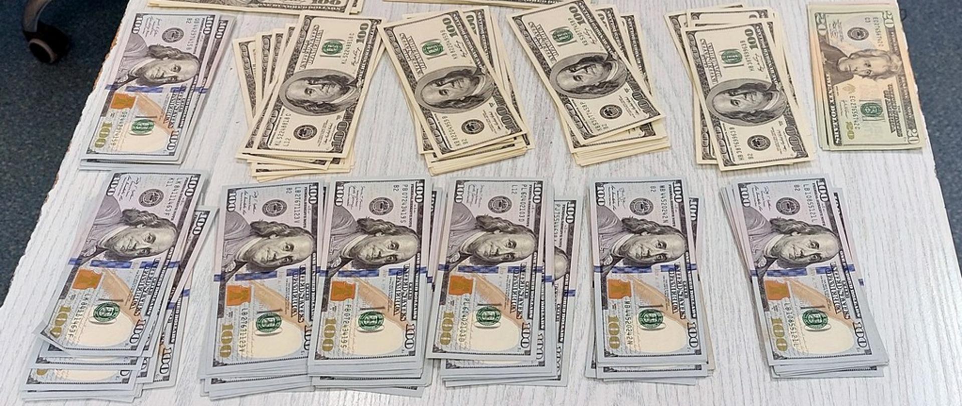 Banknoty USD na stole