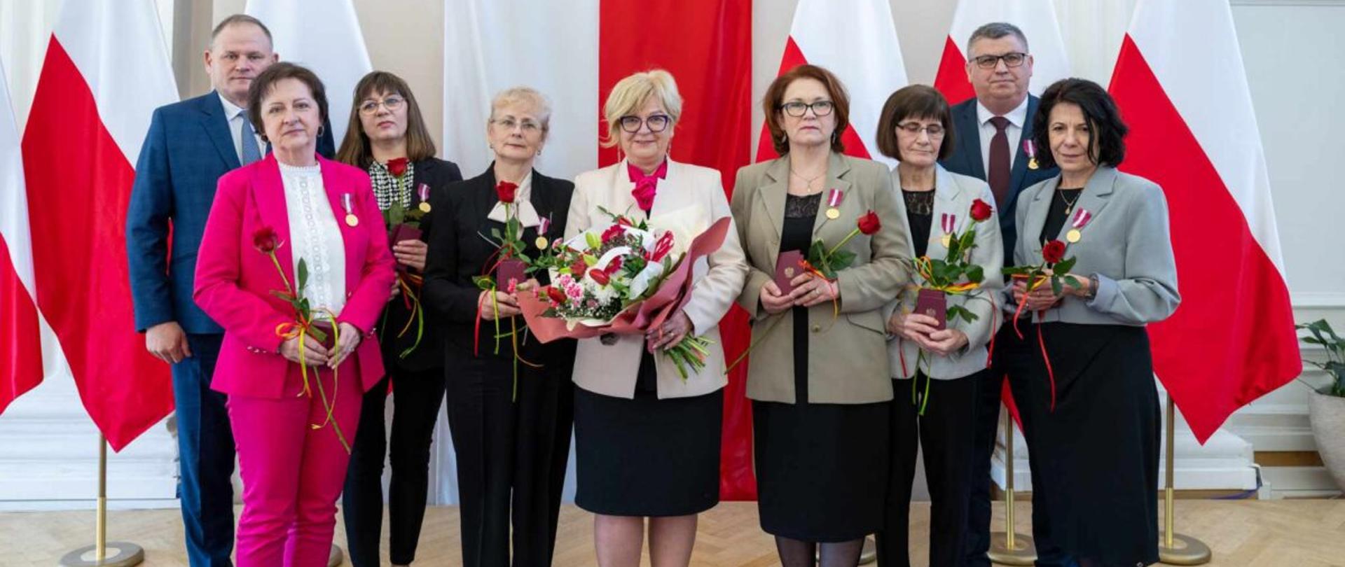 Wojewoda podkarpacki Teresa Kubas-Hul wraz z osobami odznaczonymi odznaczeniami państwowymi