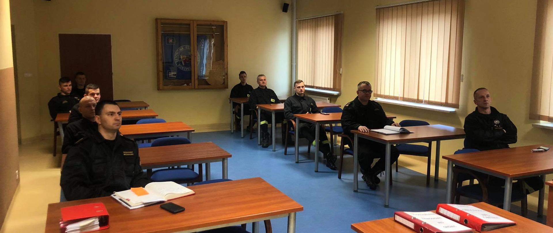 Na zdjęciu znajdują się funkcjonariusze PSP którzy za pośrednictwem transmisji online biorą udział w szkoleniu. 