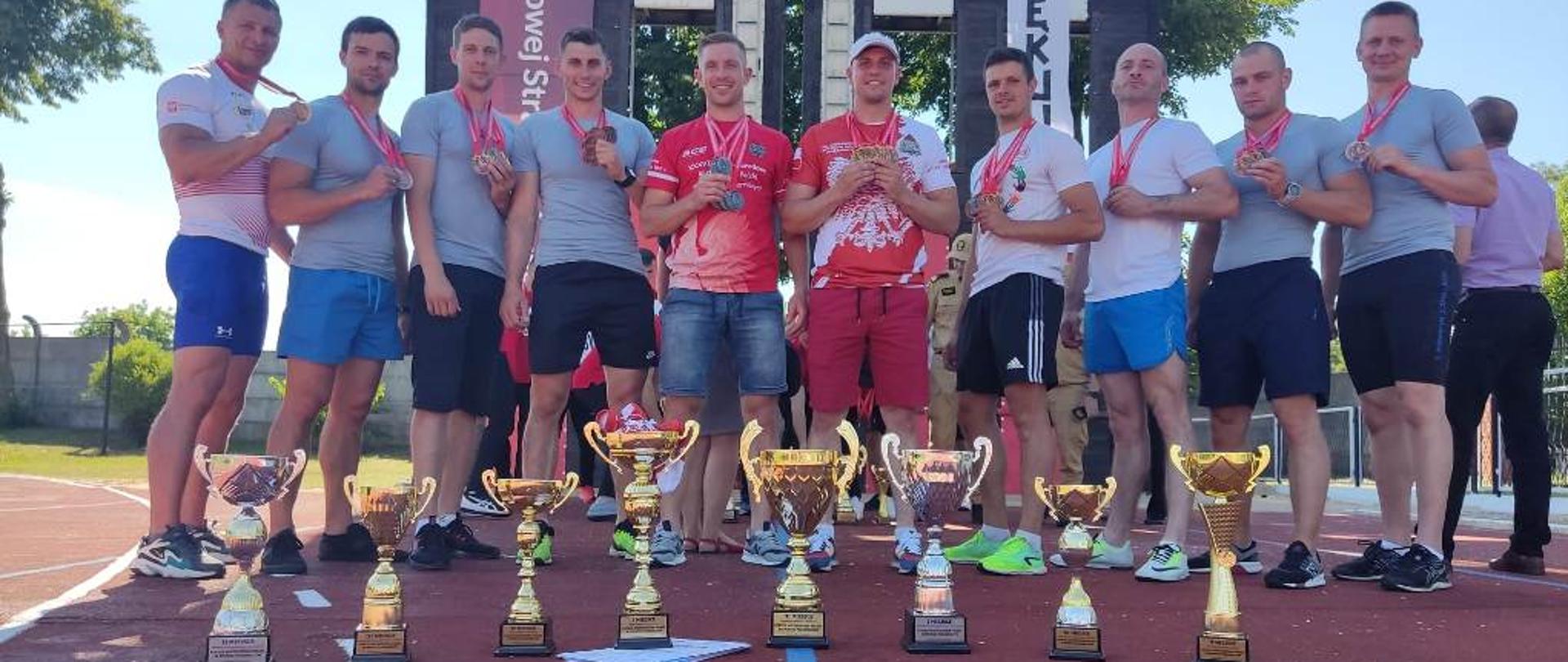 Reprezentacja naszego województwa stoi do pamiątkowego zdjęcia. 