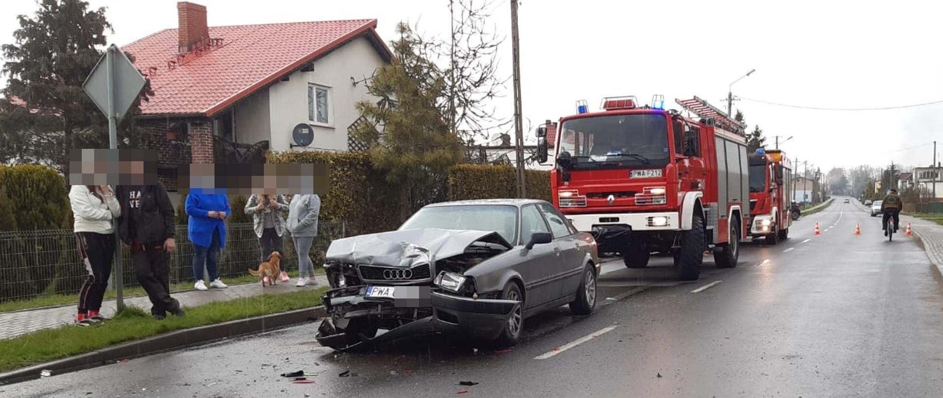 Na zdjęciu widać rozbity pojazd oraz wozy straży pożarnej 