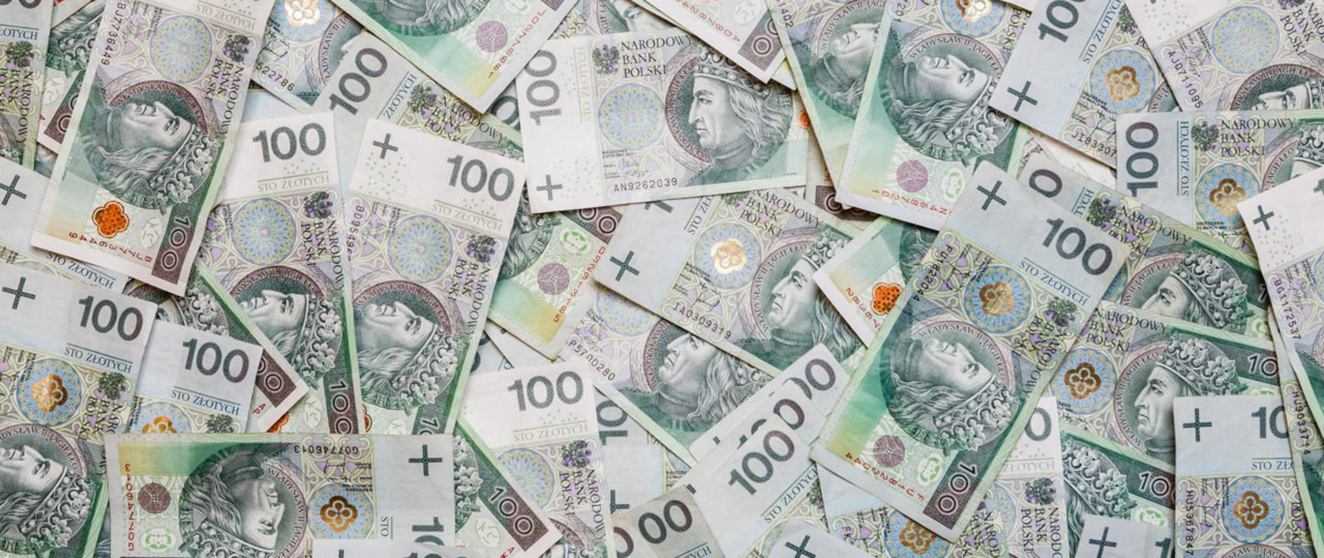 Rozrzucone banknoty 100 złotowe