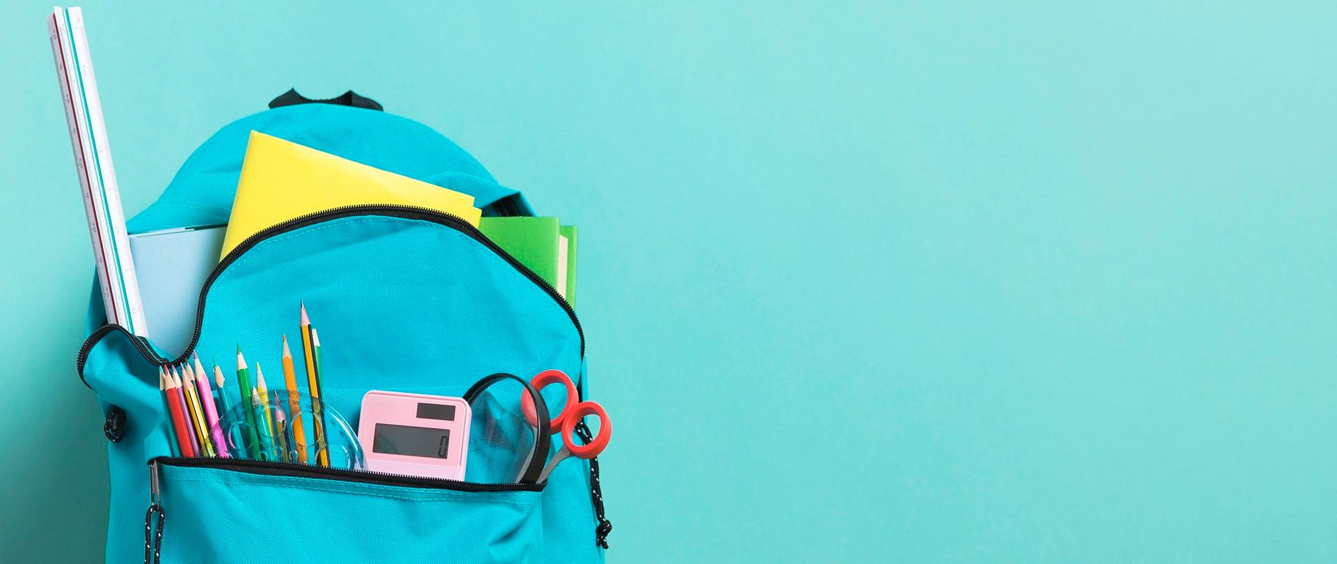 niebieski tornister z przyborami szkolnymi