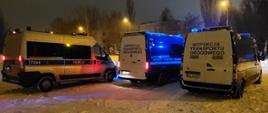 Radiowozy Inspekcji Transportu Drogowego i Policji na parkingu