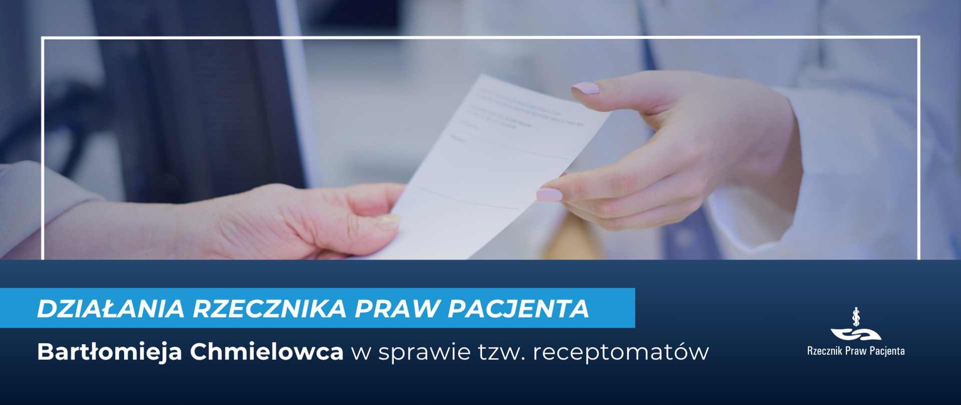 Zdjęcie przedstawia dwie dłonie przekazujące sobie receptę