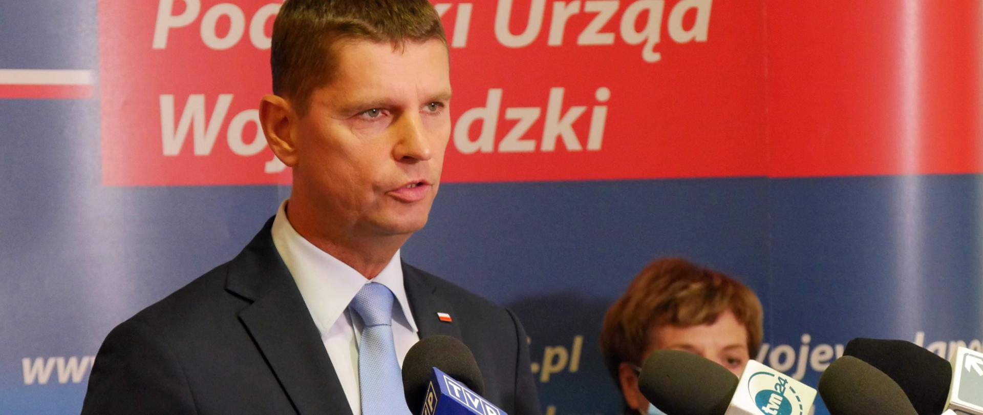 W większości szkół nauka prowadzona jest w trybie stacjonarnym – konferencje prasowe kierownictwa MEN 