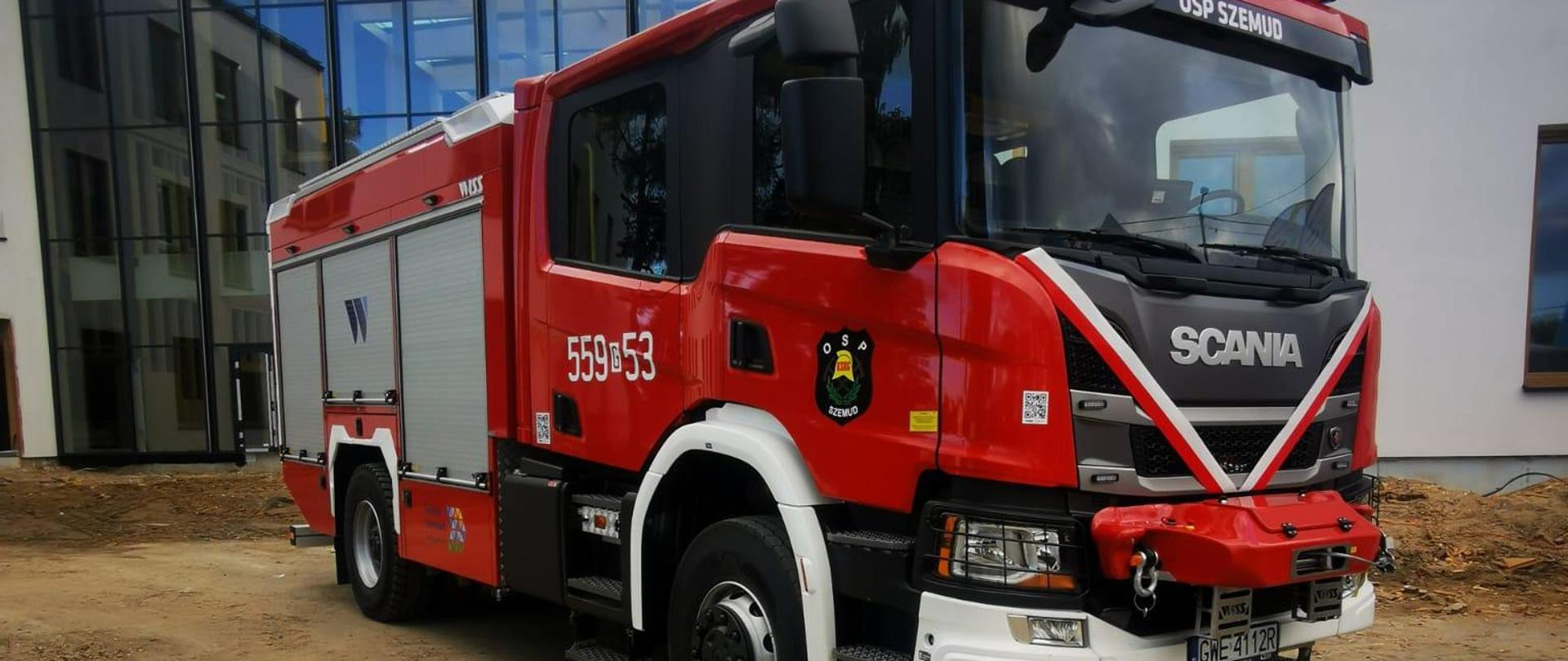 zdjęcie przedstawia nowy samochód pożarniczy przekazany dla OSP Szemud