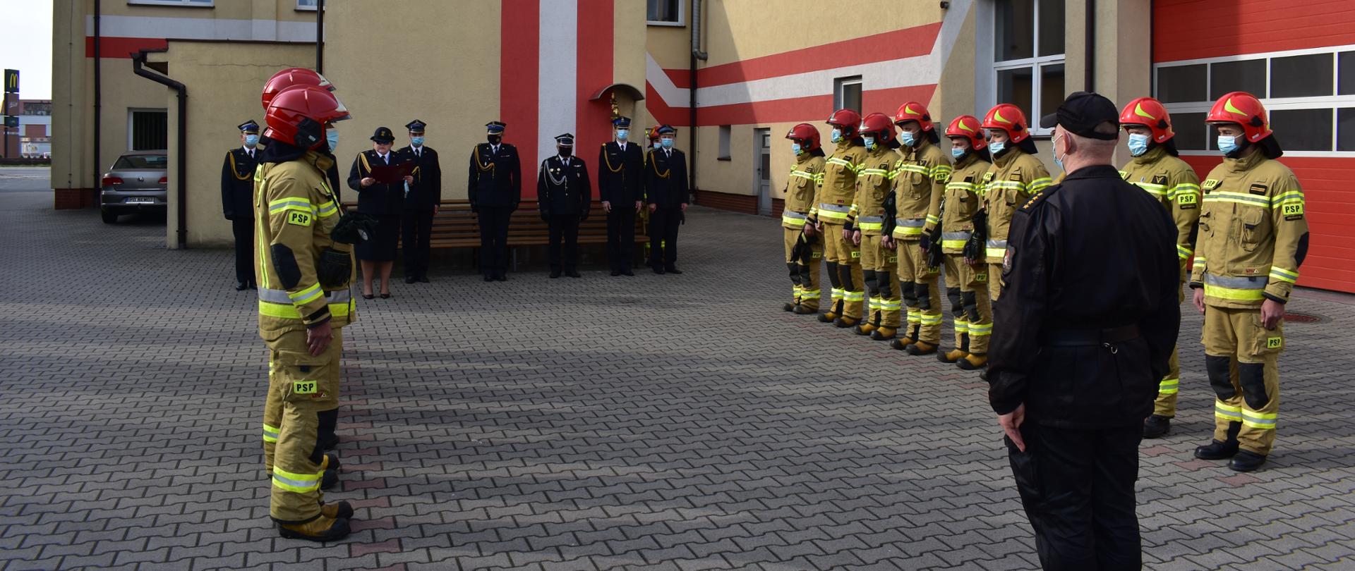 Uroczysta zmiana służby, w której uczestniczą strażacy podziału bojowego zdający i przyjmujący służbę oraz funkcjonariusze komendy powiatowej na czele z Komendantem Powiatowym PSP. Uroczystość z okazji dnia strażaka prowadzona jest z zachowaniem reżimu sanitarnego. Następuje odczytanie nazwisk awansowanych funkcjonariuszy na wyższe stopnie służbowe. 