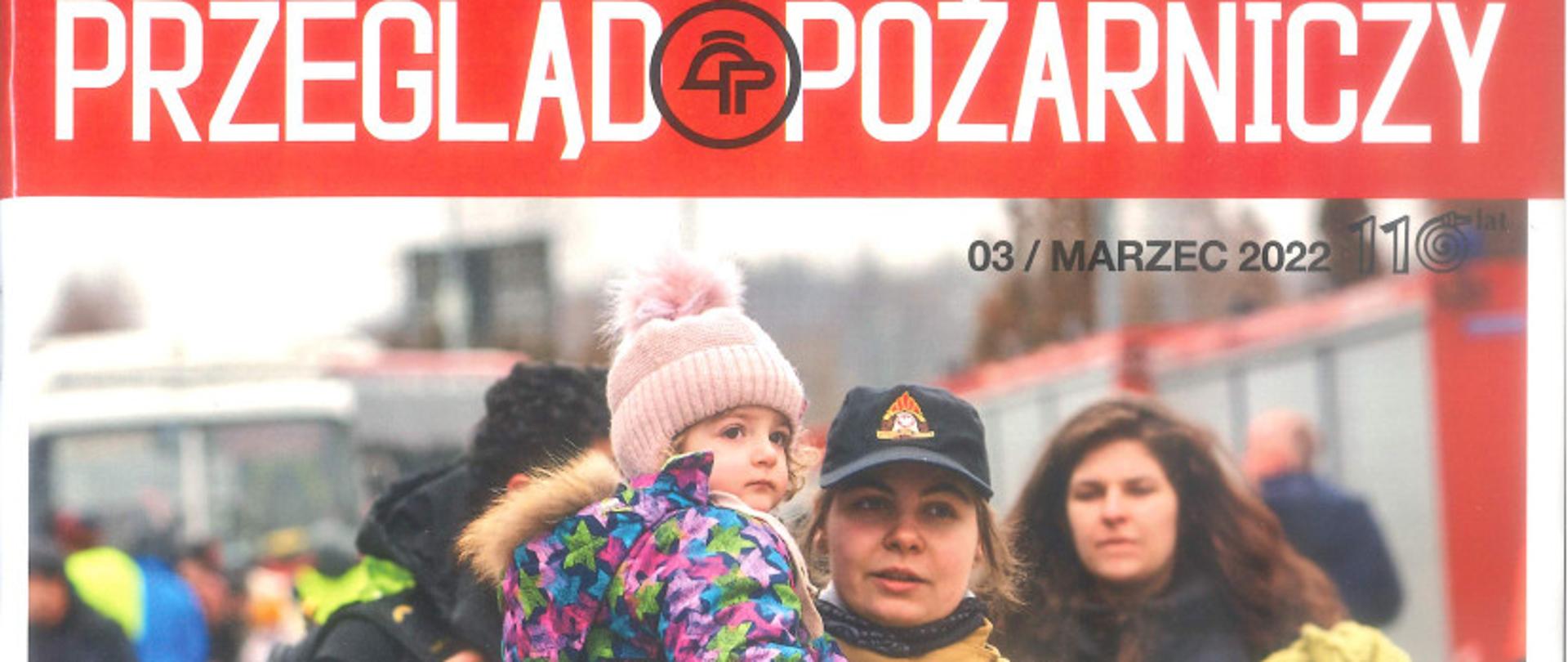 kobieta strażak w czapeczce trzyma dziewczynkę na ręku