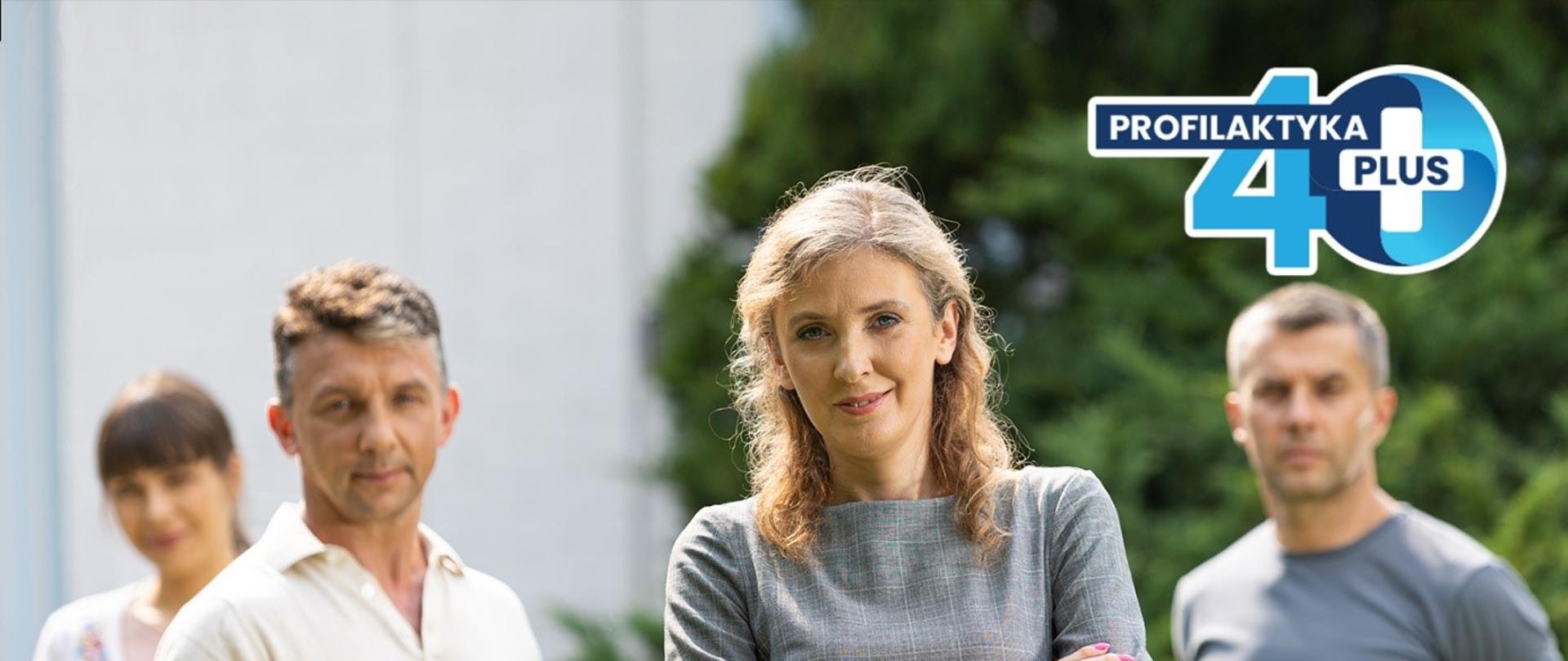 Zdjęcie akcji profilaktyka 40 plus z logo akcji oraz hasztagiem "badamysię". W tle dorośli obojga płci oraz nastolatka.