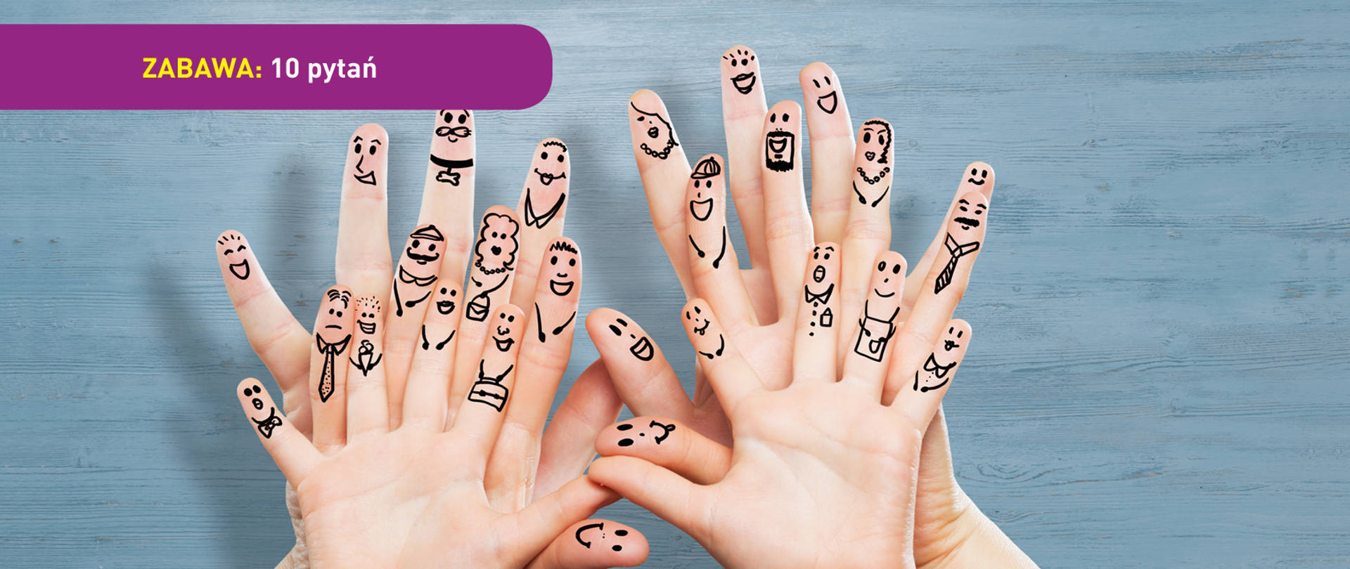 Na zdjęciu widać trzy apry dłoni różnej wielkości, położone jedna na drugiej. Widać opuszki palców na których narysowano mazakiem uproszczone w wyglądzie twarze, wyrażające różne emocje. U dołu znajduje się pasek logotypów: Europejskie Fundusze Polska Cyfrowa, Ministerstwo Cyfryzacji, NASK i Unia Europejska Europejski Fundusz Rozwoju Regionalnego.