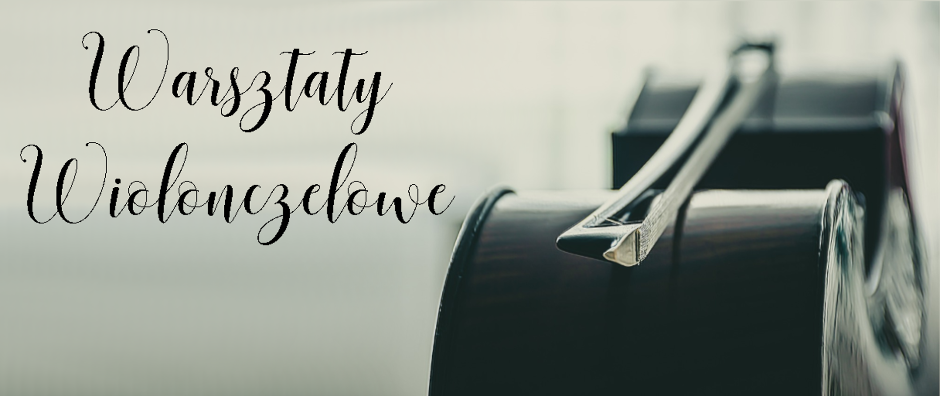 Na jasnoszarym tle zdjęcie wiolonczeli ze smyczkiem oraz napis Warsztaty Wiolonczelowe