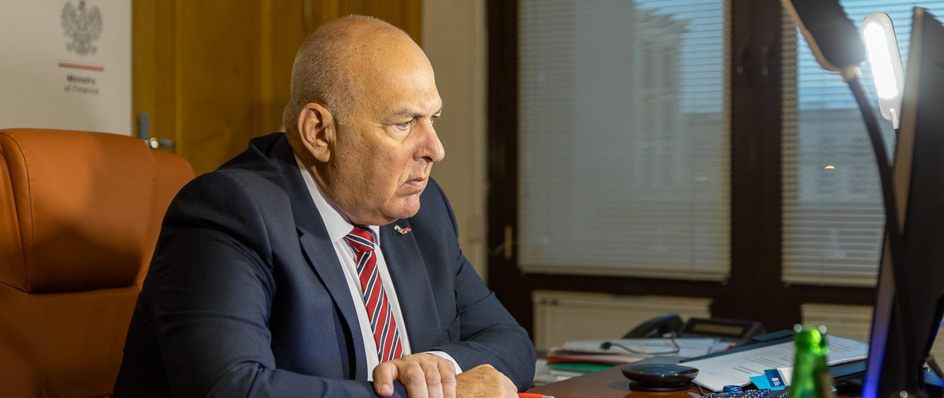 Minister Tadeusz Kościński w swoim gabinecie z misją ekspertów Międzynarodowego Funduszu Walutowego