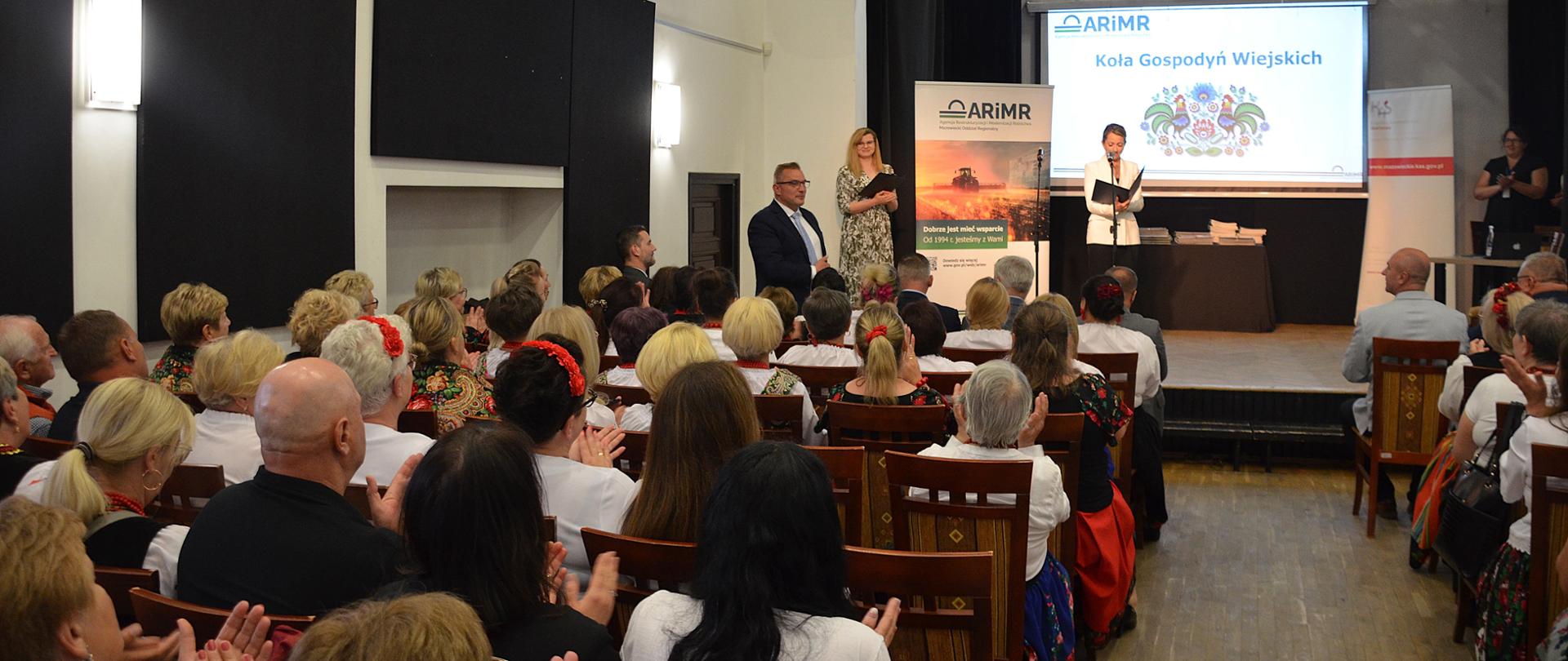 Na zdjęciu widać kobiety i mężczyzn