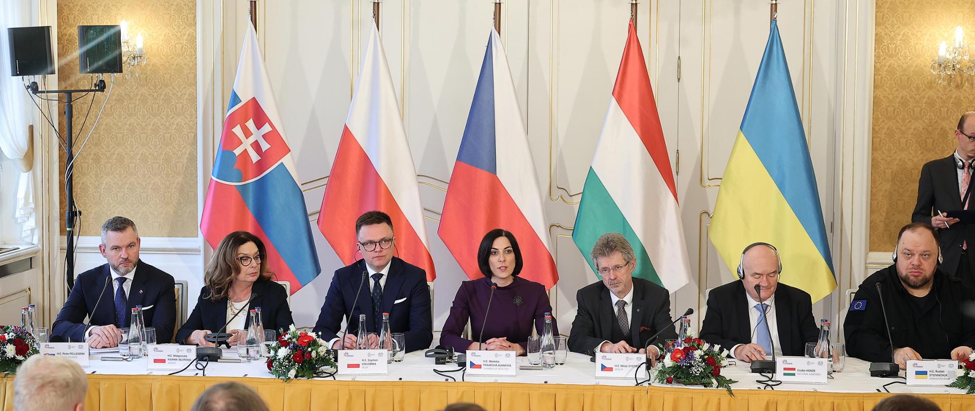 29.02.2024 Praga
Wizyta marszalek Senatu RP Malgorzaty Kidawy Blonskiej wraz z delegacja w Republice Czeskiej
Szczyt przewodniczacych parlamentow panstw Grupy Wyszechradzkiej
OSwiadczenia dla prasy
Fot. Tomasz Paczos