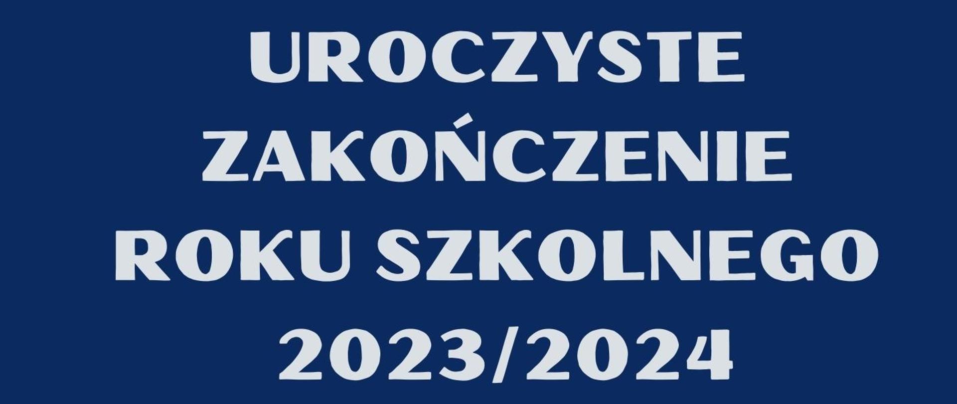 Granatowe tło, w lewym górnym rogu logo szkoły, poniżej centralnie tekst: Uroczyste zakończenie roku szkolnego 2023/2024 poniżej tekst w kolorze niebieskim 21 czerwca 2024 godz. 17.00. sala koncertowa. W tle skrzypce, czapka ucznia i książki. 