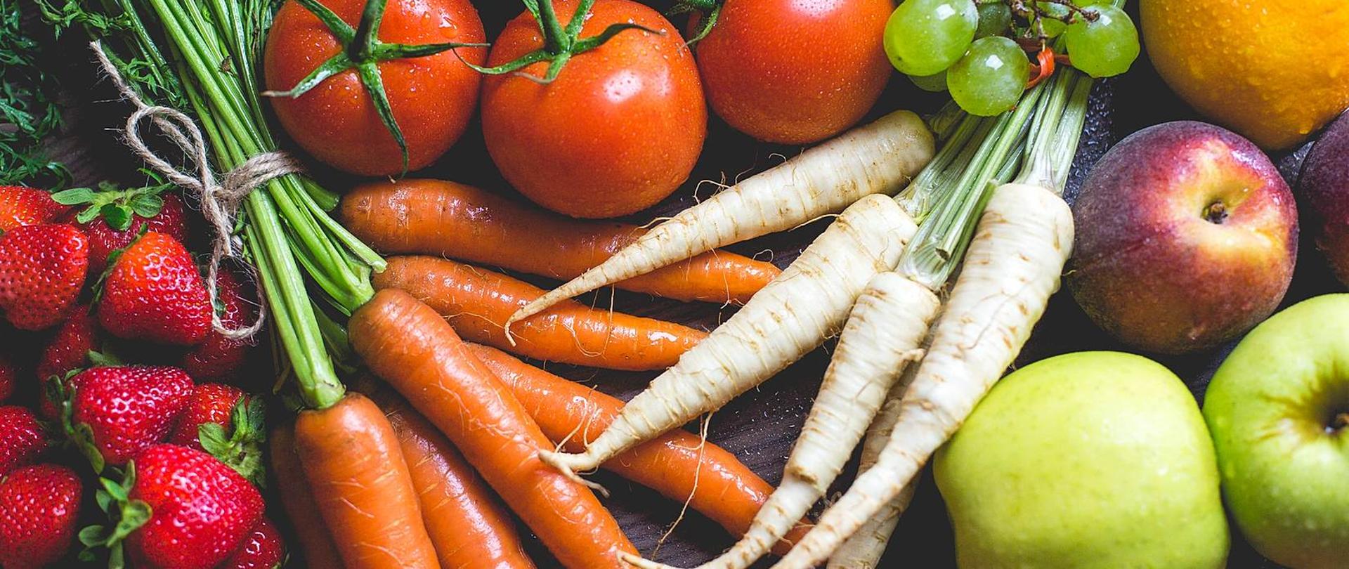 truskawki, marchew, kiwi, brzoskwinia, jabłka, pietruszka, pomidory, winogrona, cytryna