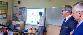 Ministrowie Marek Zagórski i Jerzy Kwieciński w sali lekcyjnej
