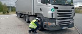 Inspektor ITD podczas kontroli stanu technicznego litewskiego pojazdu