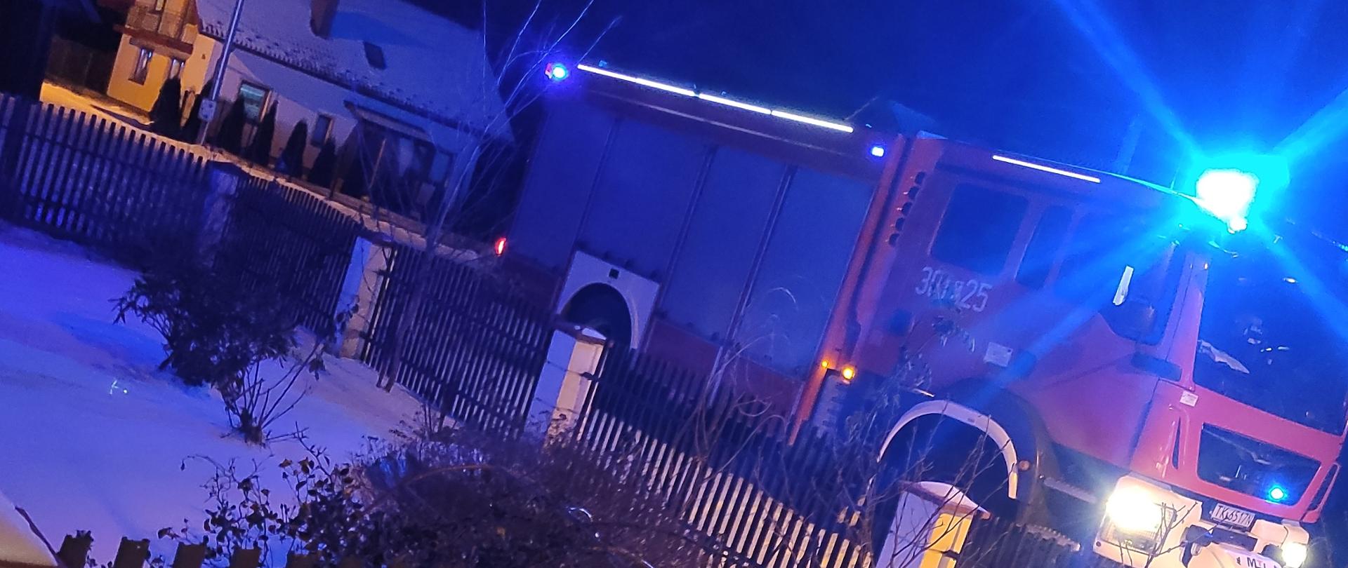 Na zdjęciu widzimy samochód pożarniczy biorący udział w akcji gaśniczej w miejscowości Hucisko