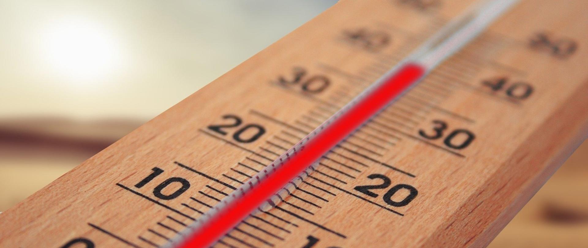 zdjęcie przedstawia termometr wskazujący wysoką temperaturę