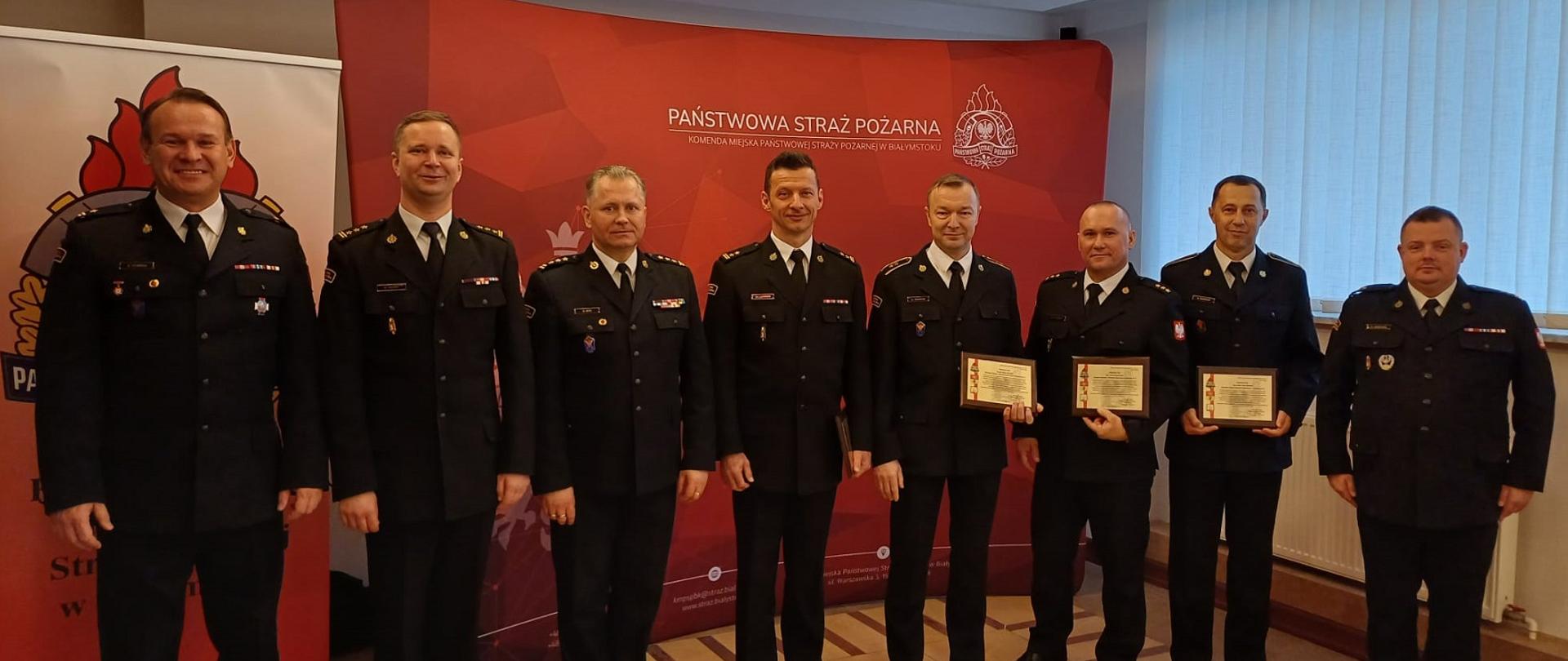 Zdjęcie pamiątkowe emerytów z Komendantami