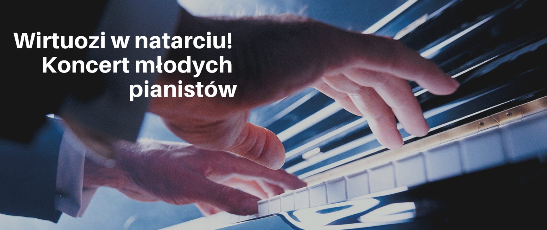 Na obrazku klawiatura fortepianowa, na której grają męskie ręce. W górnym lewym rogu biały napis: "Wirtuozi w natarciu! Koncert młodych pianistów".