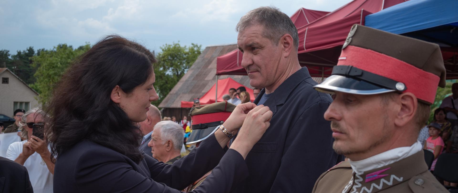 Konsul Szmalec przypina medal "Pro Patria"