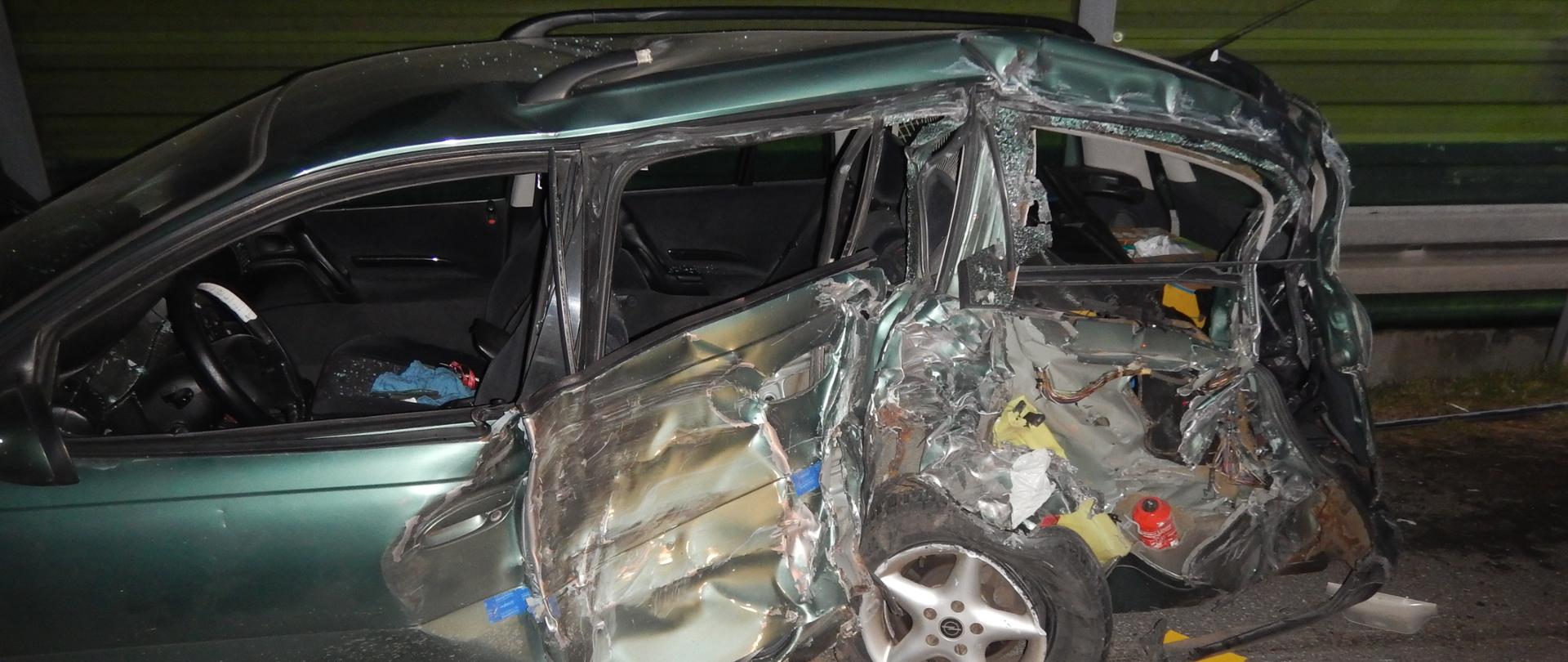 Zdjęcie przedstawia samochód osobowy po zdarzeniu