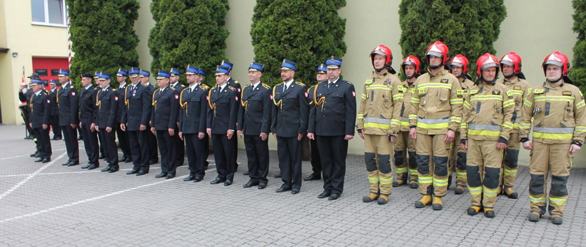 Pododdział strażaków podczas obchodów Dnia Strażaka