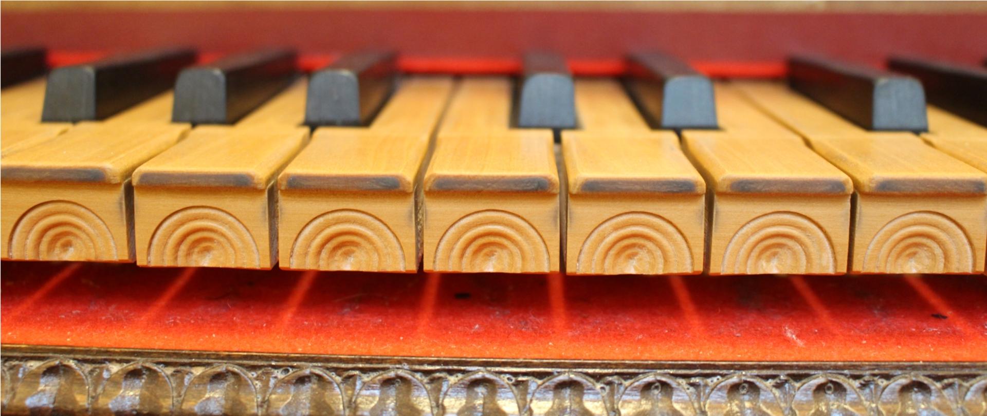 Zdjęcie przedstawia klawiaturę klawesynu, własności ZPSM w Szczecinie