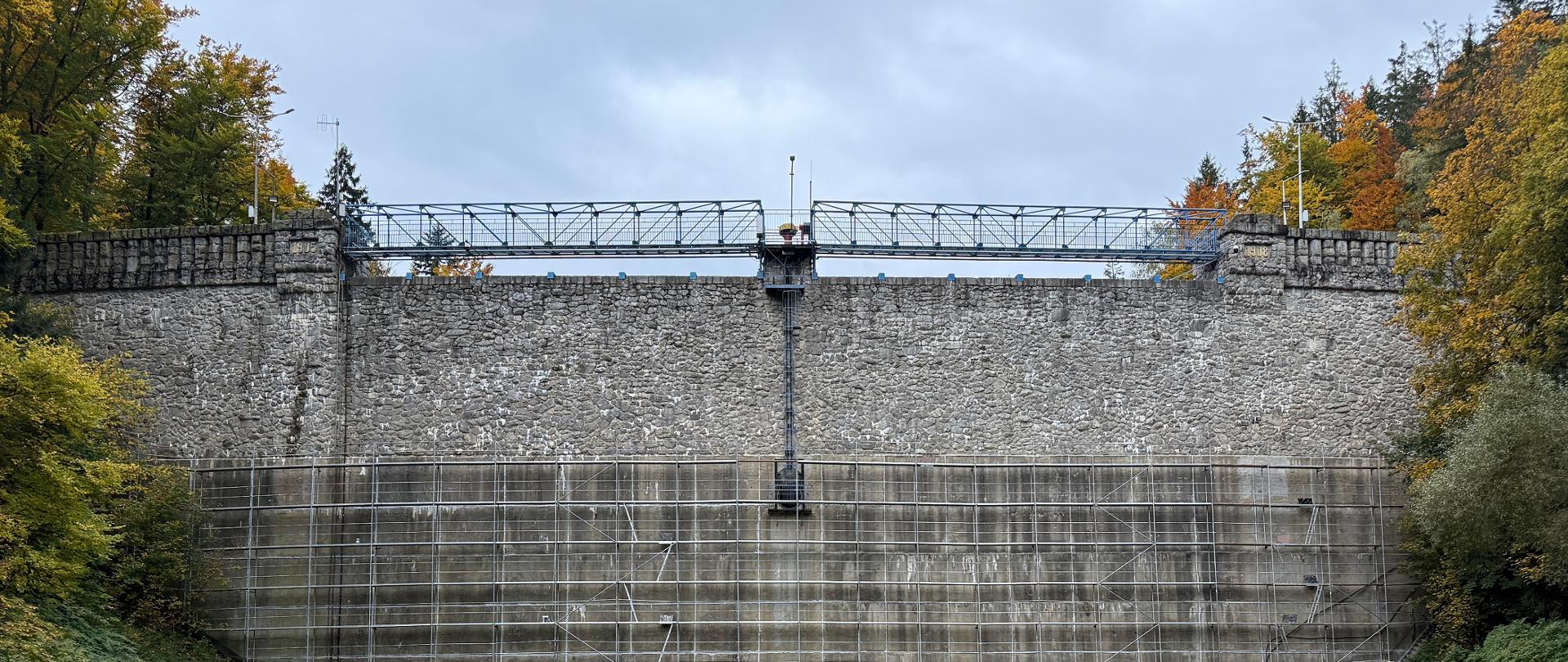 Zapora zbiornika Międzygórze.