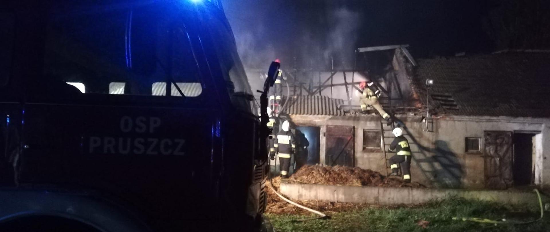 Na zdjęciu strażacy podczas gaszenia pożaru budynku gospodarczego w miejscowości Luszkówko