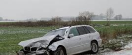 Czołowe zderzenie dwóch pojazdów osobowych marki BMW i PEUGEOT Partner na drodze powiatowej nr 1177P w na wysokości miejscowości Tłukawy.