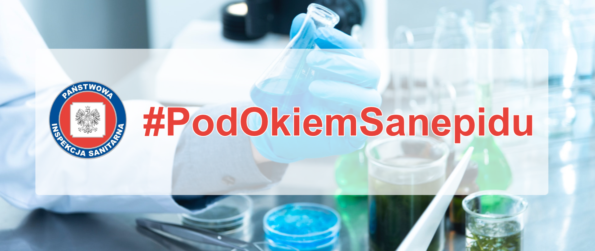 Zdjęcie przedstawia stół laboratoryjny z przyrządami. Napis na grafice: #podokiemsanepidu obok logo inspekcji sanitarnej